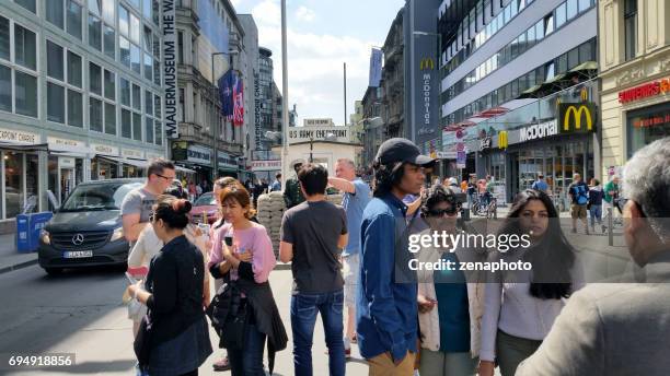 touristen besuchen checkpoint charlie berlin - temperature checkpoint stock-fotos und bilder