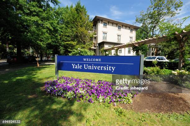 benvenuti al cartello della yale university a new haven connecticut - yale university foto e immagini stock