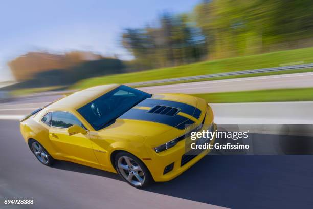 gele chevrolet camaro op de snelweg high speed racing - chevrolet-camaro-super-sport stockfoto's en -beelden