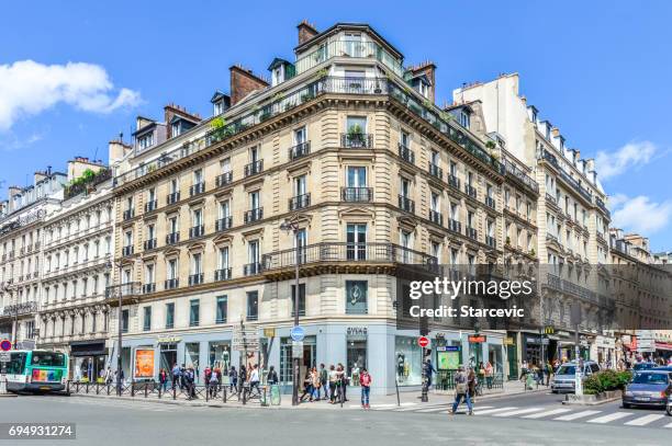 parisian street scene and architecture - le marais stock pictures, royalty-free photos & images