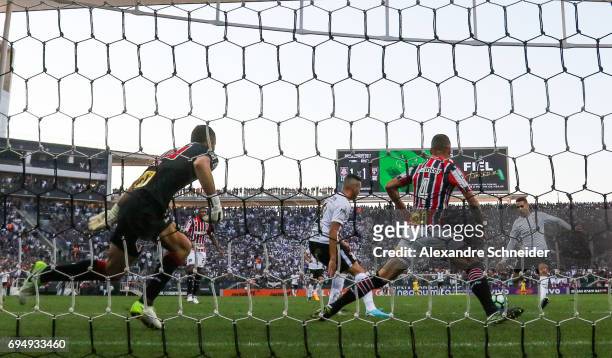 Gabriel of Corinthians scores their second goal during the match between Corinthians and Sao Paulo for the Brasileirao Series A 2017 at Arena...
