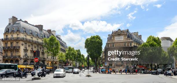 parisian street scene and architecture - latin quarter stock pictures, royalty-free photos & images