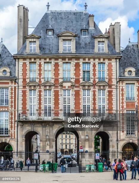 place des vosges - paris, frankreich - vosges platz stock-fotos und bilder