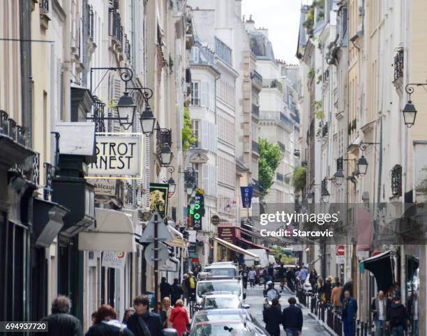 parisian street scene and architecture - the marais stock pictures, royalty-free photos & images