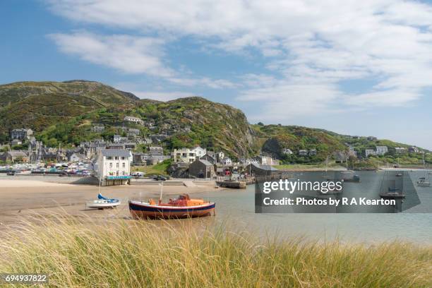 seaside town of barmouth, gwynedd, wales - gwynedd stockfoto's en -beelden