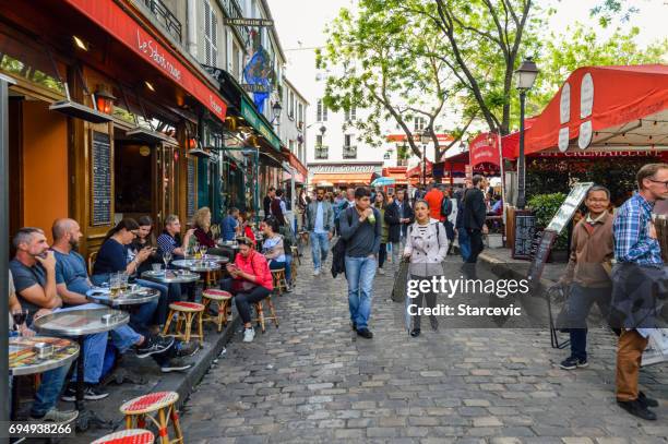 lively parisian street scene - le marais stock pictures, royalty-free photos & images