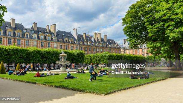 place des vosges - paris, frankreich - vosges platz stock-fotos und bilder