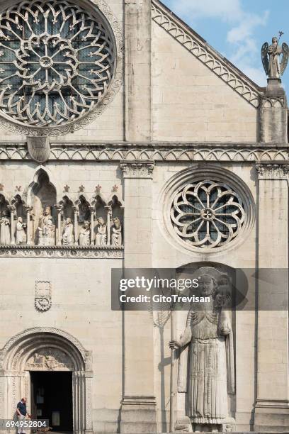 gemona del friuli, santa maria assunta, besondere fassade - gemona del friuli stock-fotos und bilder