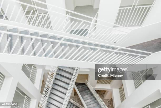 moderne trap het platform neues rathaus salzburg oostenrijk - escher stockfoto's en -beelden