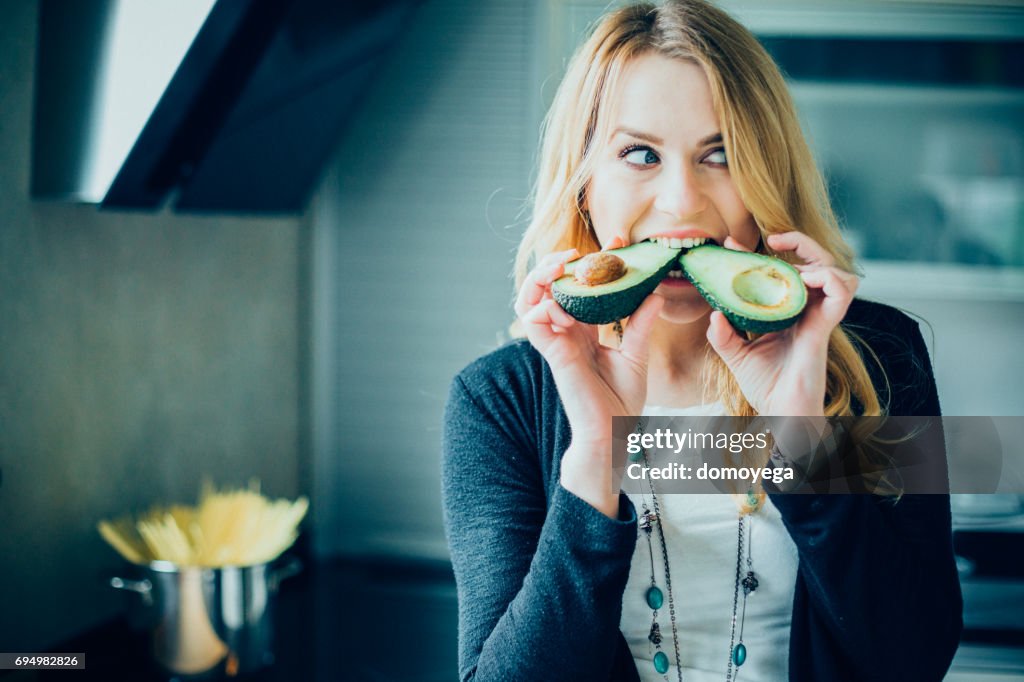 Junge Frau, Avocado Mahlzeit in der Küche