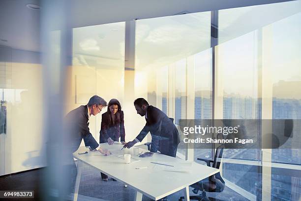 business colleagues planning together in meeting - personas reunidas fotografías e imágenes de stock