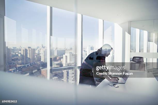 businesswoman using laptop on table in office - frau business glas modern stock-fotos und bilder