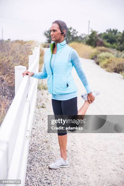 senior black woman stretching - quadriceps muscle stock pictures, royalty-free photos & images