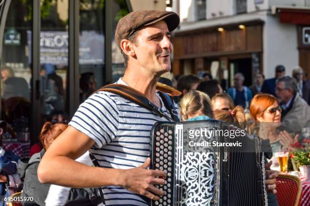musicien à paris - accordéon photos et images de collection