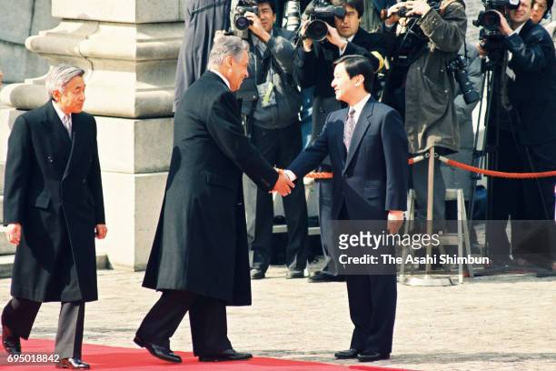 Brazilian President Fernando Henrique Cardoso is introduced Crown Prince Naruhito by Emperor Akihito during the welcome ceremony at the Akasaka State...