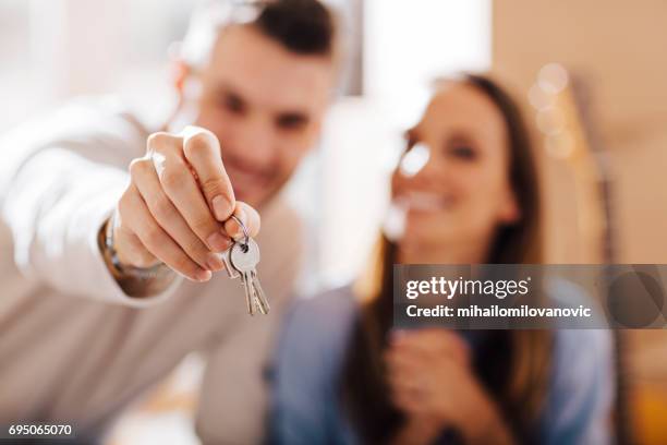 holding keys - new best friend imagens e fotografias de stock