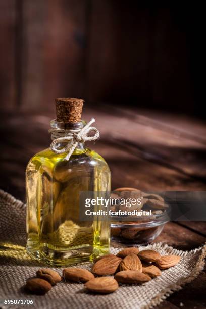 amandel olie - almond oil stockfoto's en -beelden