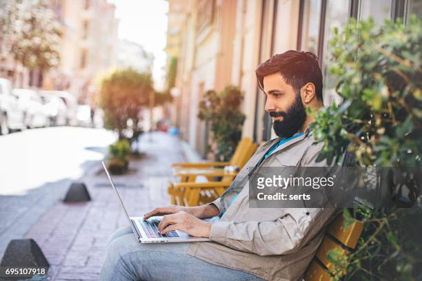 retrato de hombre joven con barba larga en café - turco de oriente medio fotografías e imágenes de stock