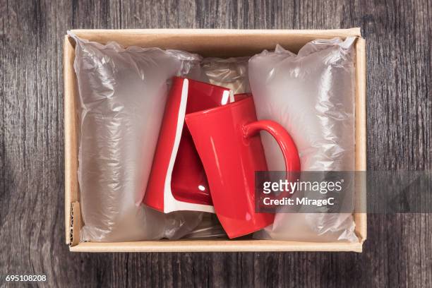 damaged cup in parcel - broken cup stock-fotos und bilder