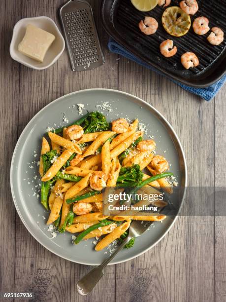 gesunde pasta mit broccoli und garnelen salat - gambas stock-fotos und bilder