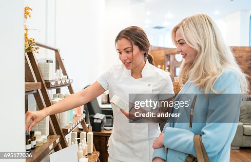 Woman Beautyprodukte In Einem Geschäft Zu Verkaufen Stock-Foto - Getty ...