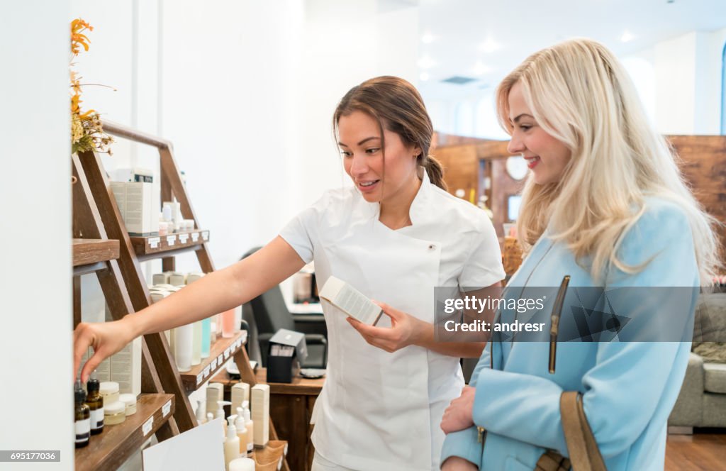 Vendeuse de produits de beauté dans un magasin