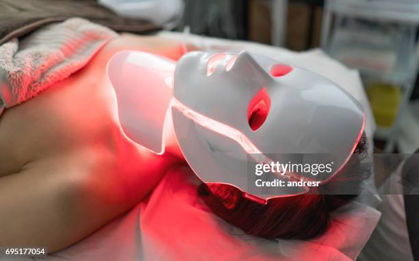 vrouw krijgt laserbehandeling in de spa - medical laser stockfoto's en -beelden