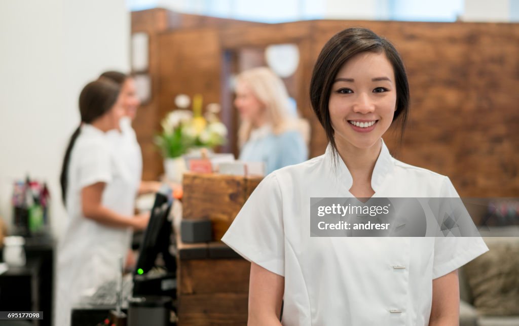 スパで働くアジアの女性の肖像画