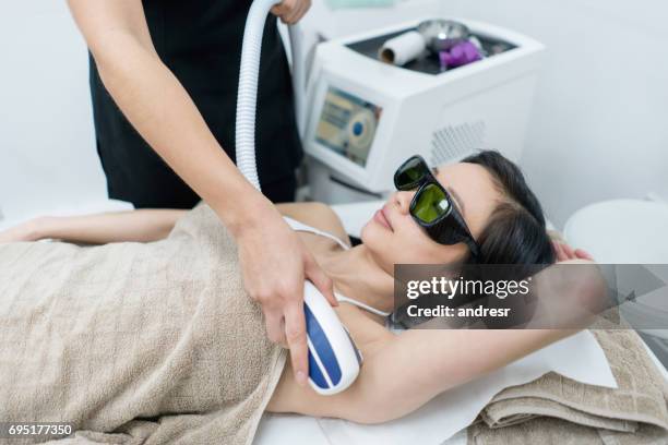 mujer en el spa para depilación láser - waxing hair removal fotografías e imágenes de stock