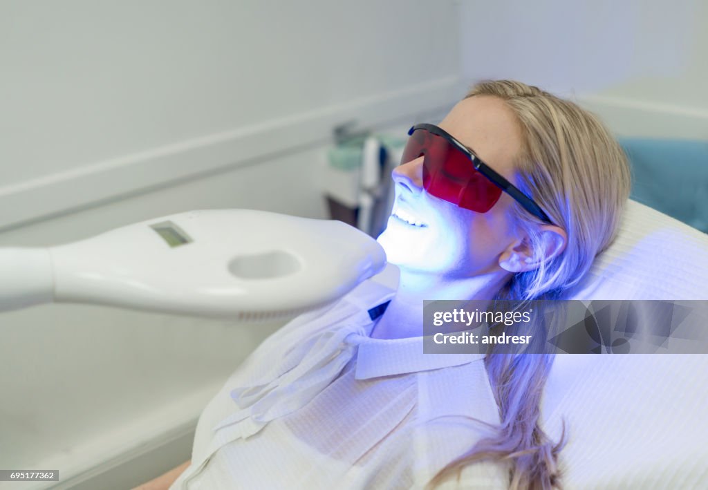 Mujer para blanqueamiento dental láser