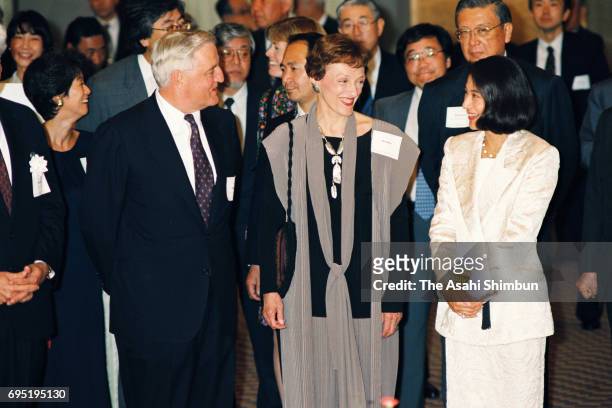 Crown Princess Masako talks with the U.S. Ambassador to Japan Walter Mondale and his wife during a reception hosted by Harvard University on June 11,...
