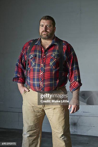 large bearded man in suspenders - camisa a cuadros fotografías e imágenes de stock