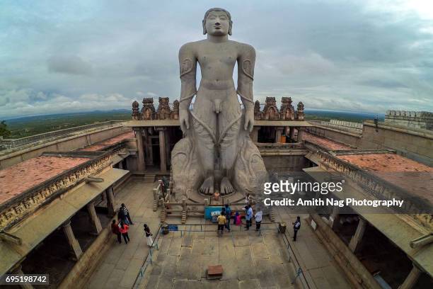 aerial view of lord gommateshwara statue - digambara stock-fotos und bilder