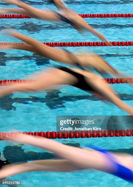 swim meet action - speed motion lines to the middle stock-fotos und bilder