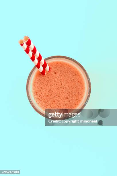 chocolate milkshake in a glass - malt stockfoto's en -beelden