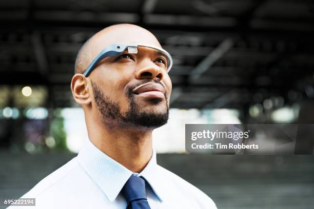 man using smart glasses - datenbrille stock-fotos und bilder