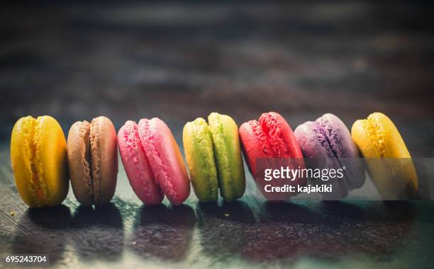 délices sucrés colorés de macarons - macaroon photos et images de collection