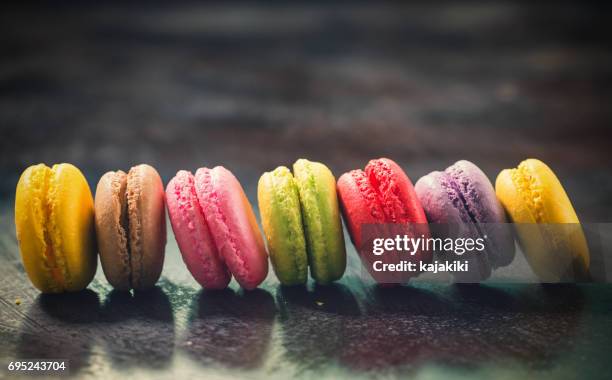 läckra söta färgglada macarons - biskvi bildbanksfoton och bilder