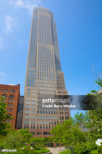 key tower, tallest building in ohio at 57 stories - cleveland street stock pictures, royalty-free photos & images