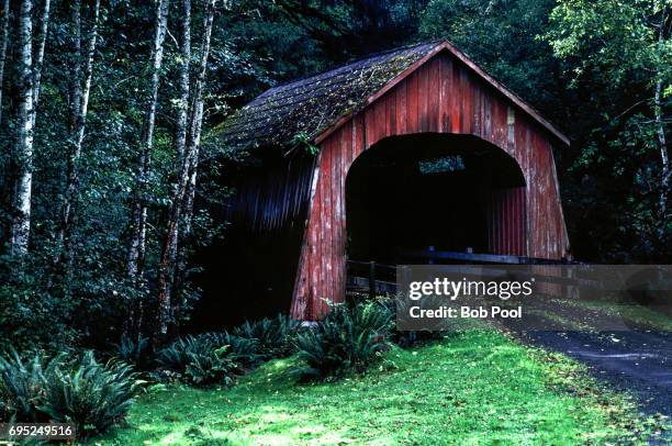 north fork yachats bridge, lane county oregon is a rustic covered bridge - 1938 photos et images de collection