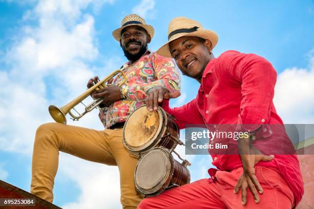 kubanische musiker mit trompete, havanna, kuba - cuba salsa stock-fotos und bilder