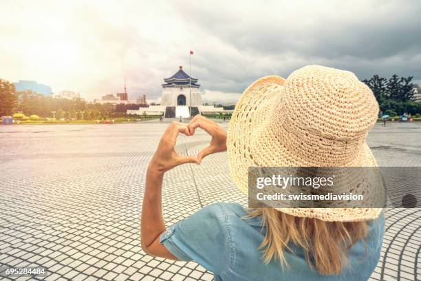 giovane donna amante dell'asia - cultura dellasia orientale foto e immagini stock