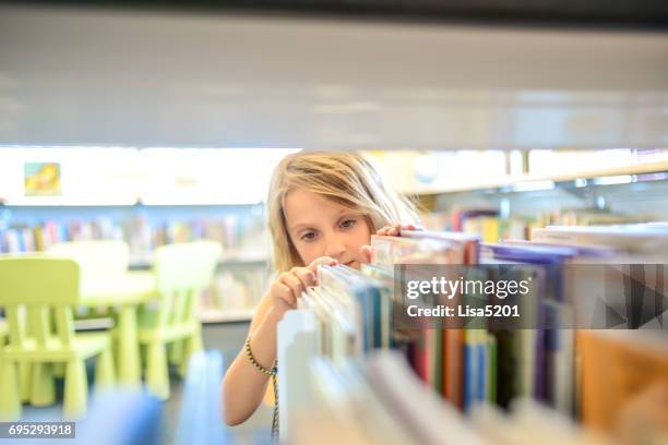 bibliotheek meisje - child reading a book stockfoto's en -beelden