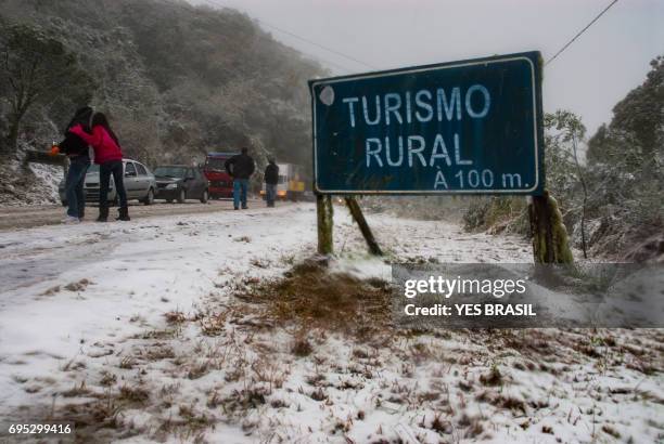 traffic stopped on the road to see the snow falling in urubici, santa catarina, brazil - hill range stock pictures, royalty-free photos & images