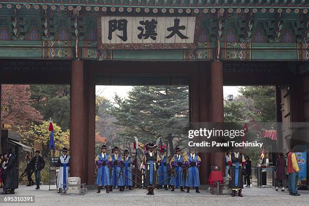 royal guard change ceremony, gyeongbokgung palace - gyeongbokgung palace stock pictures, royalty-free photos & images