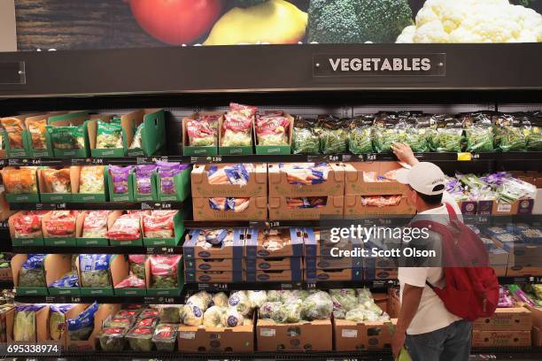 Customers shop at an Aldi grocery store on June 12, 2017 in Chicago, Illinois. Aldi has announced plans to open 900 new stores in the United States...