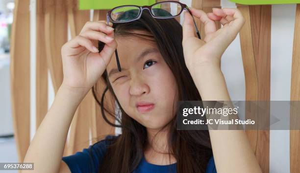 portrait of one girl who has the myopia problem - myopia 個照片及圖片檔