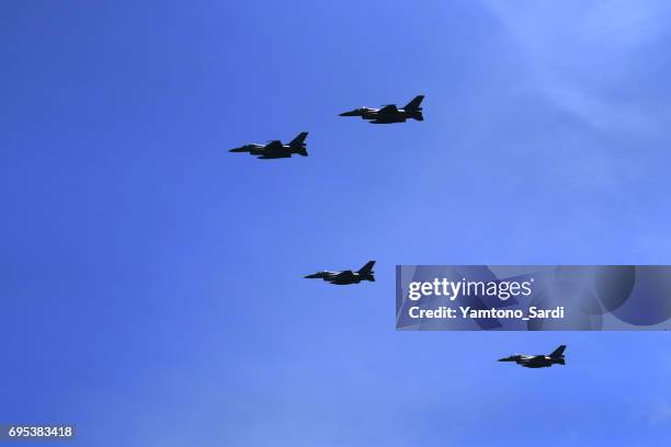 f 16 fighting falcon - sukhoi stock pictures, royalty-free photos & images
