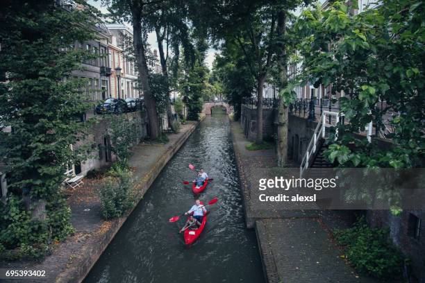 canal in centrum van de stad utrecht, nederland - utrecht stockfoto's en -beelden