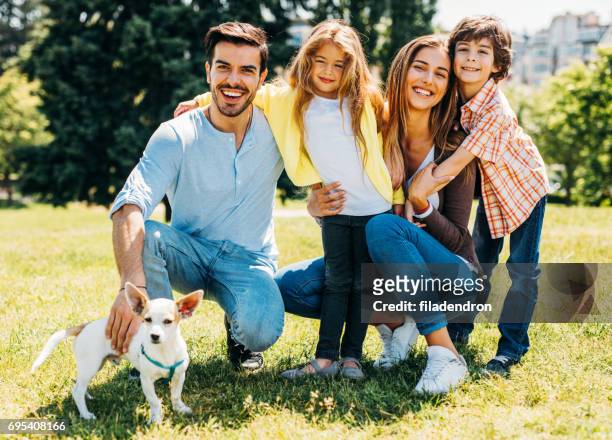 jong gezin met een hond - young family outdoors stockfoto's en -beelden